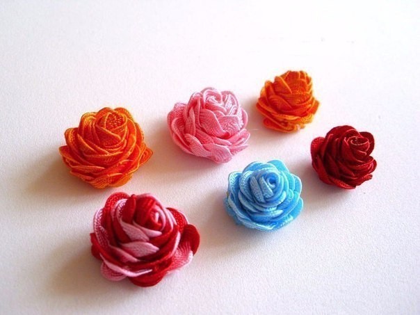 ​Маленькие разноцветные розочки