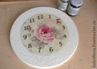 Часы под старину с розами