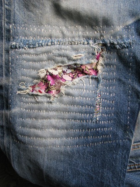 Дырка на джинсах - повод вдохнуть в них новую жизнь: идеи