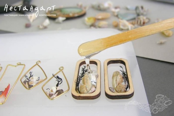 Серьги-подвески из смолы и ракушек