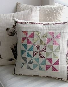 ​Декоративные подушки из ярких лоскутков