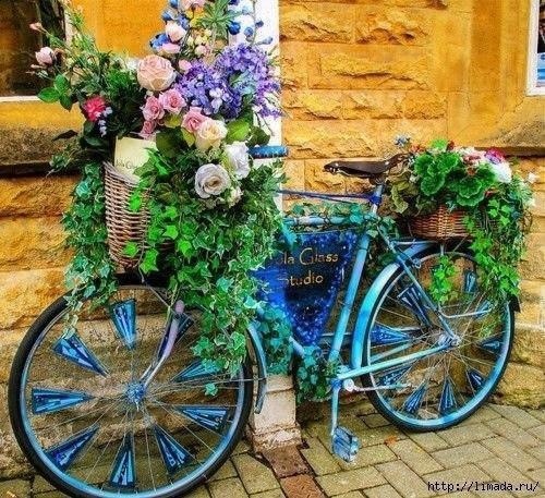 Старый велосипед как элемент дачного декора
