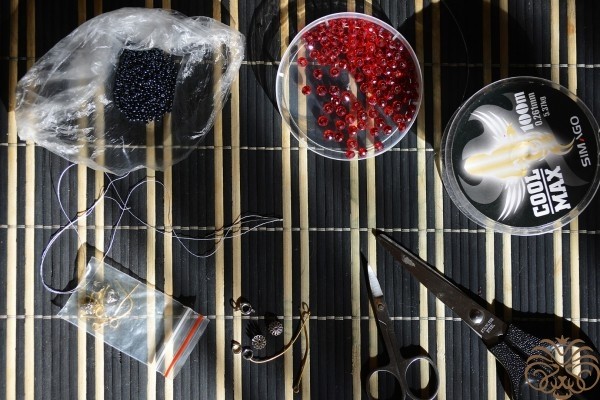 Гранатовый браслет-жгут