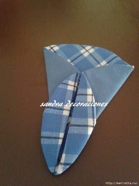 Подушка с цветком в технике лоскутного шитья