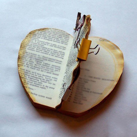 Стильный аксессуар: яблоко из старой ненужной книги