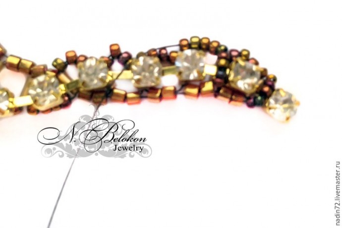 Браслет с яшмой в технике плетения по стразовой ленте