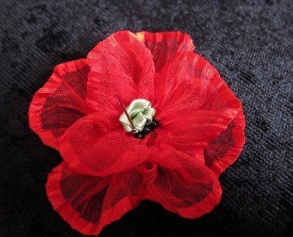 Вышивка маков лентами