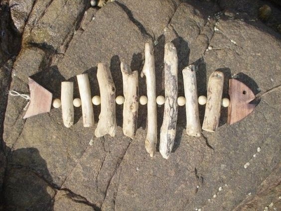 ​Рыбки из разукрашенных деревянных палочек