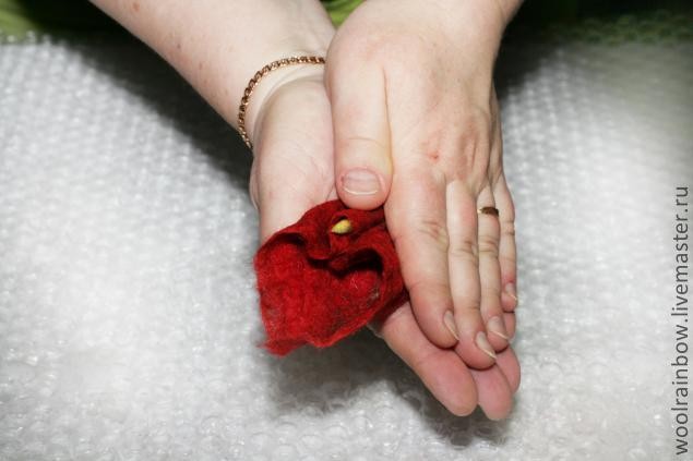 Валяем брошь-цветок Валяем брошь-цветок