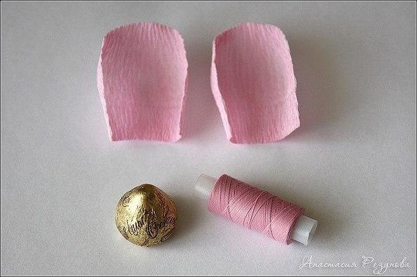 Букет роз из конфет и гофрированной бумаги