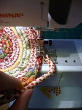 ​Корзинка из полосок ткани и веревки