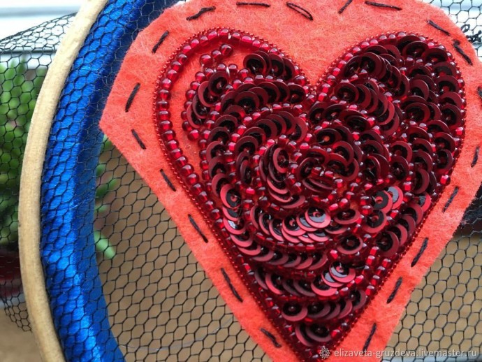 Сердце из бисера и пайеток