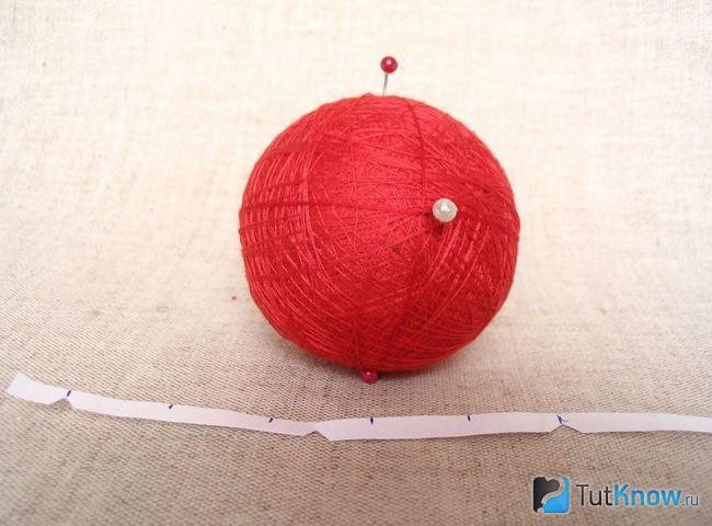 Темари или искусство вышивки на шарах: красные ромбы и треугольники