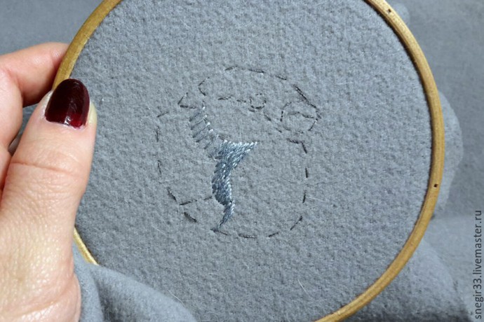 Вышитая гладью брошь со снегирем