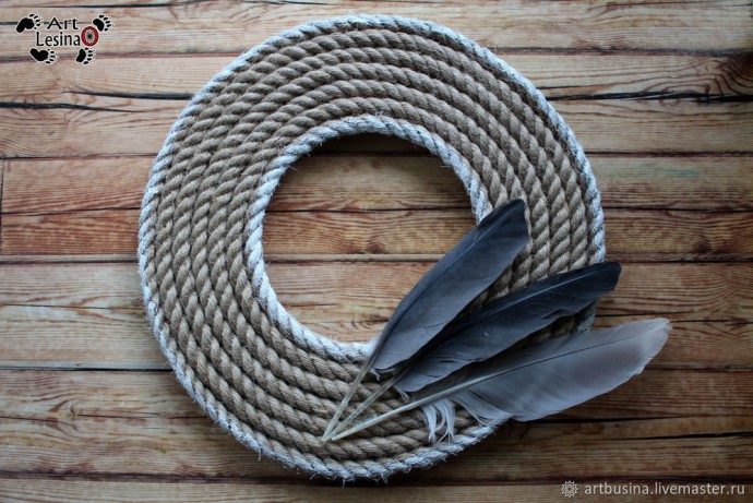 Венок из ракушек камней и перьев