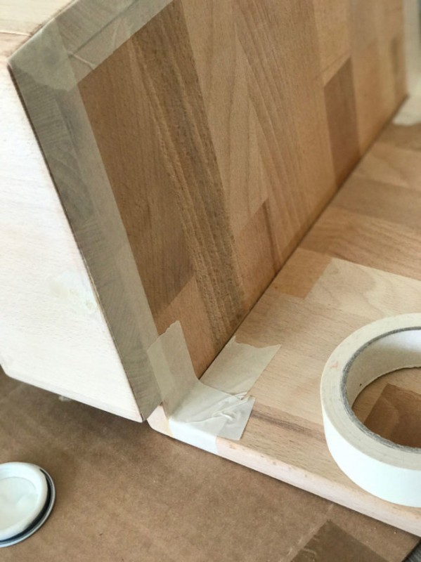 Удобная деревянная подставка, которая крепится на подлокотнике дивана