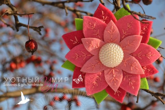 Фетровая брошь "Клематис"