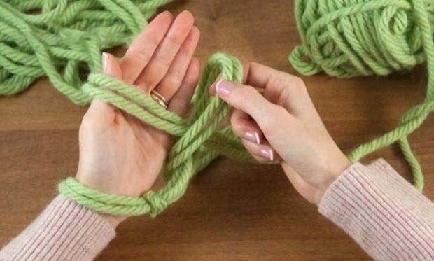 Необычное вязание руками объемного шарфа