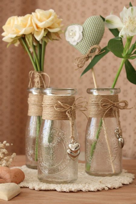 Милые вазочки из стеклянных бутылочек