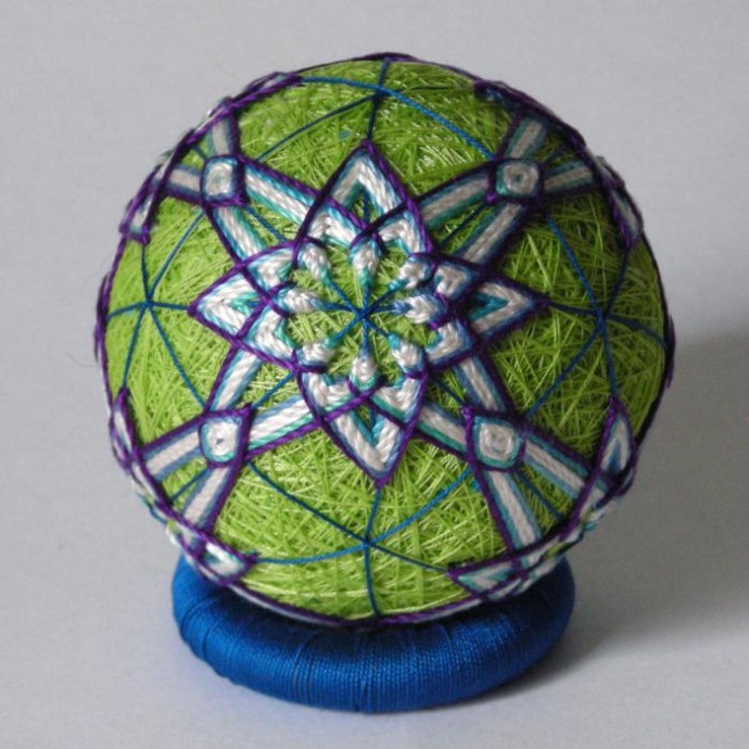 Темари или искусство вышивки на шарах: создаем хризантему