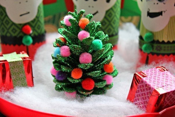 Новогодние поделки из шишек