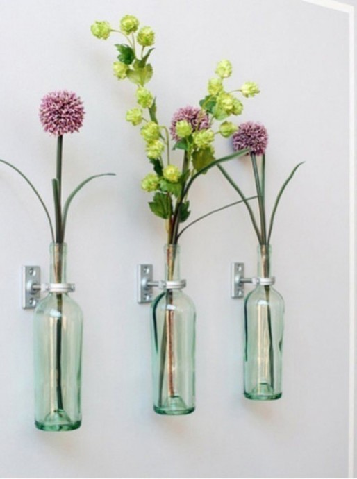 ​Декор из стеклянных бутылок с цветами