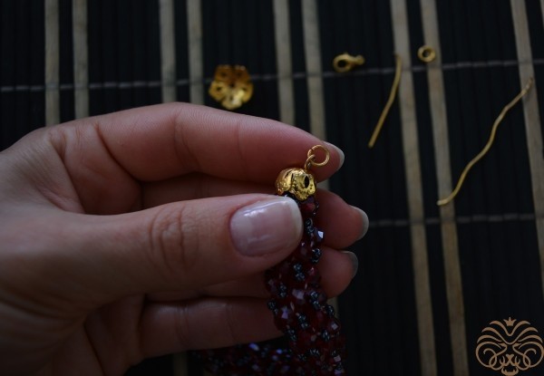 Гранатовый браслет-жгут