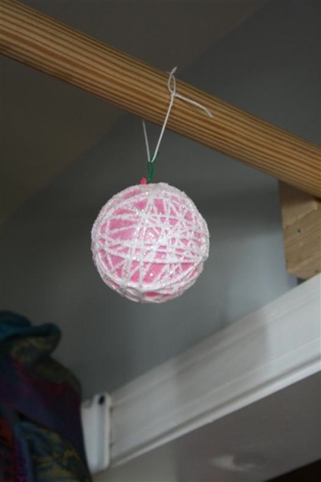 Снежки для декора из клея и ниток