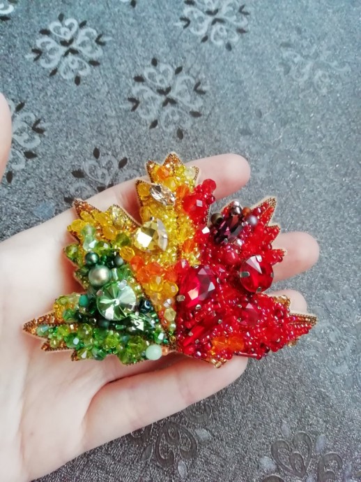 Брошь "Кленовый лист"