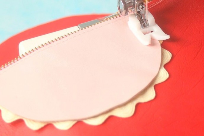 Для чего нужна тефлоновая швейная лапка