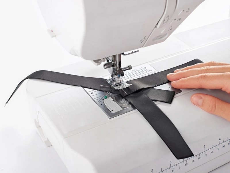 ​В стиле гарсон: атласный плетеный пластрон