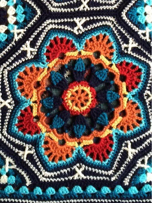 Яркий плед с восточным орнаментом