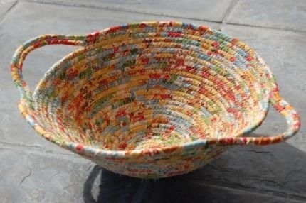 ​Корзинка из полосок ткани и веревки