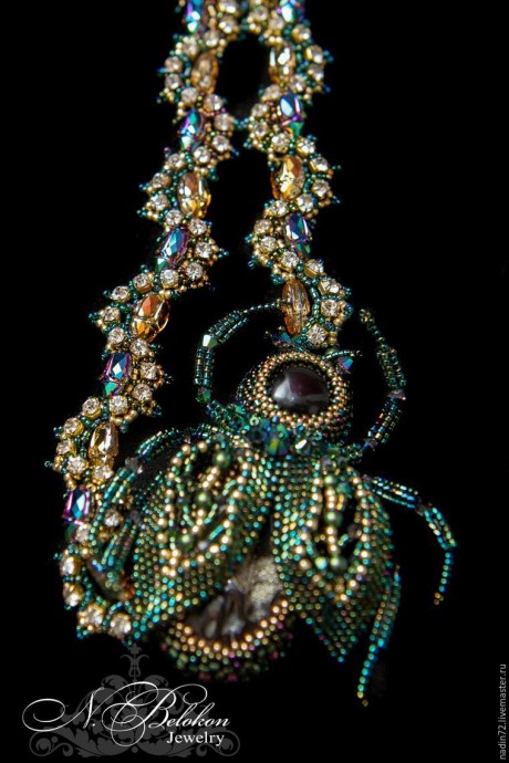 Браслет с яшмой в технике плетения по стразовой ленте