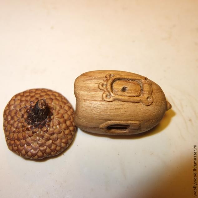 Кулон-домик в форме желудя