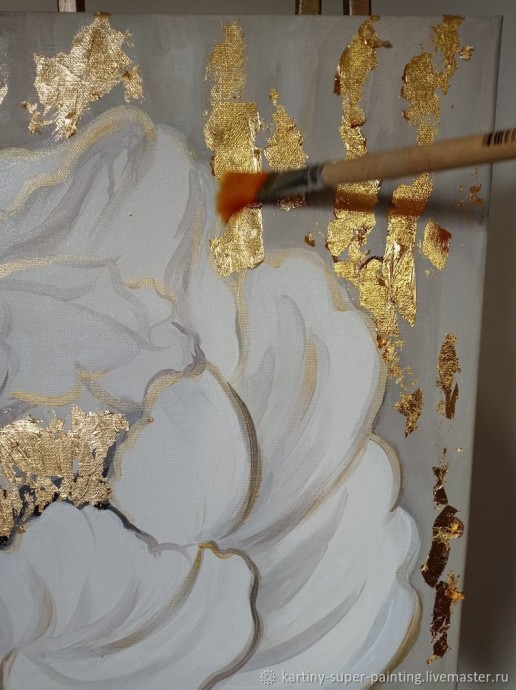 Приклеивание золотой патали на картину