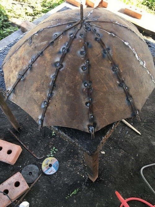 "Живой" уличный фонарь с зонтом