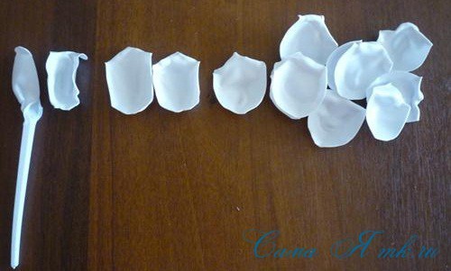 Роза из пластиковых ложек