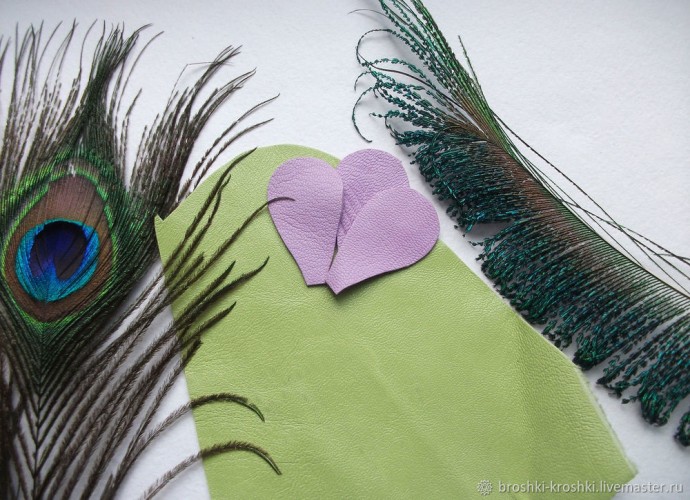 Кожаная брошь с крокусами