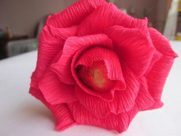 Объемная роза из гофрированной бумаги и конфет