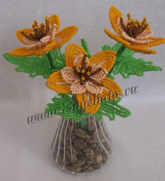 Нежные цветочки из бисера в оранжевой гамме
