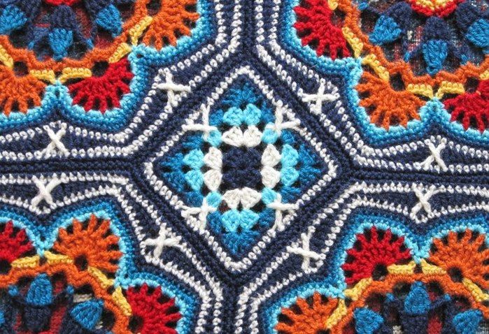 Яркий плед с восточным орнаментом