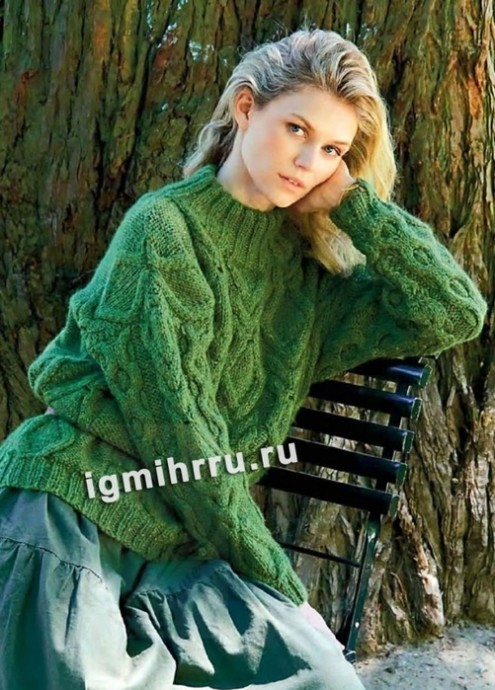 Зеленый свитер спицами с косами
