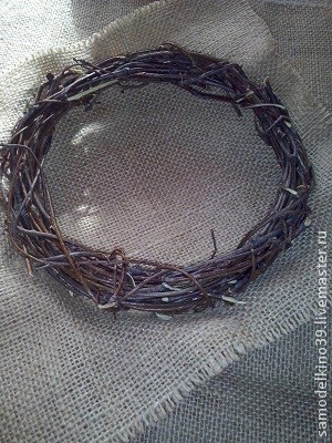 Свеча с плетеным венком вокруг