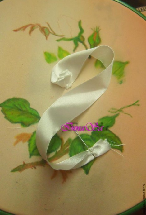 Вышитая лентами роза