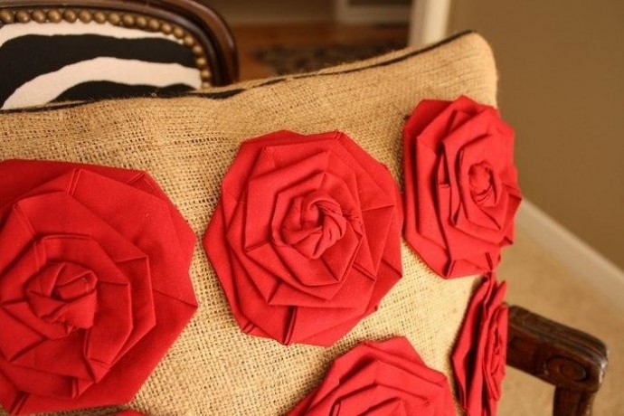 Декоративная подушка с розами
