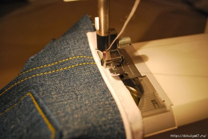 Как сшить аккуратную джинсовую подушку с белой окантовкой: мастер-класс