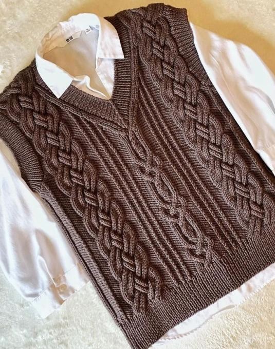 Красивая жилетка с вырезом галочка