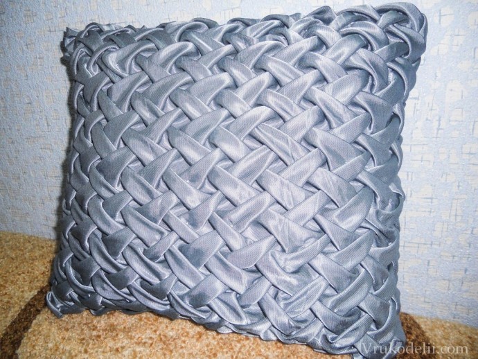 Диванная подушка в технике "буфы"