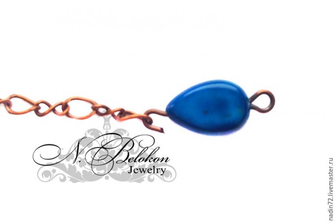 Браслет с яшмой в технике плетения по стразовой ленте